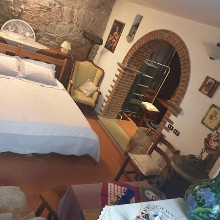 Helga'S House- Una Finestra Sul Borgo Ambra エクステリア 写真