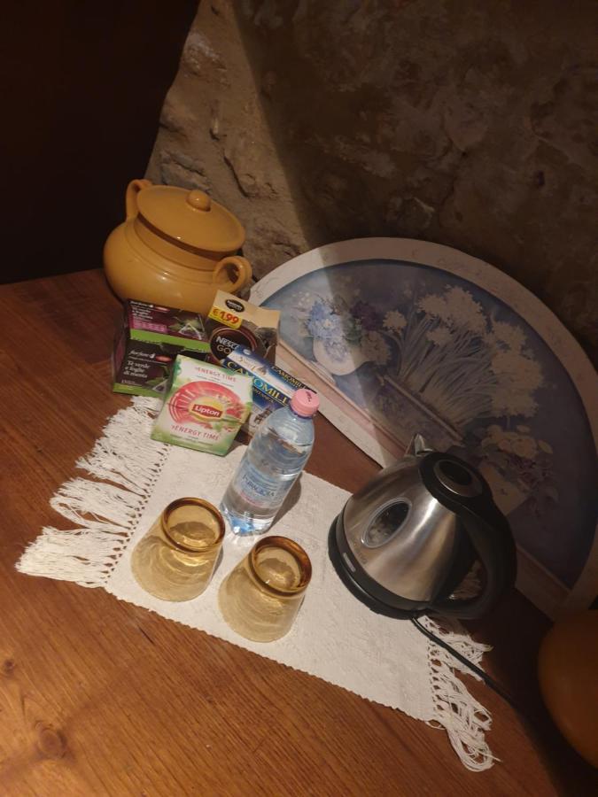Helga'S House- Una Finestra Sul Borgo Ambra エクステリア 写真