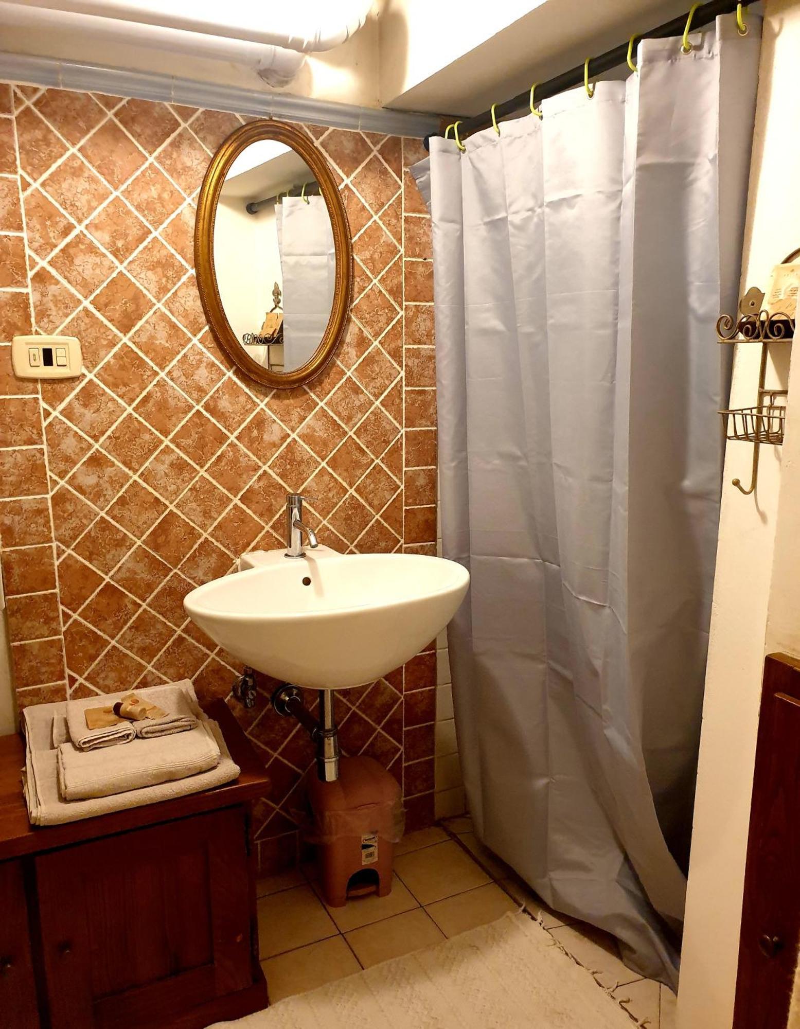 Helga'S House- Una Finestra Sul Borgo Ambra 部屋 写真
